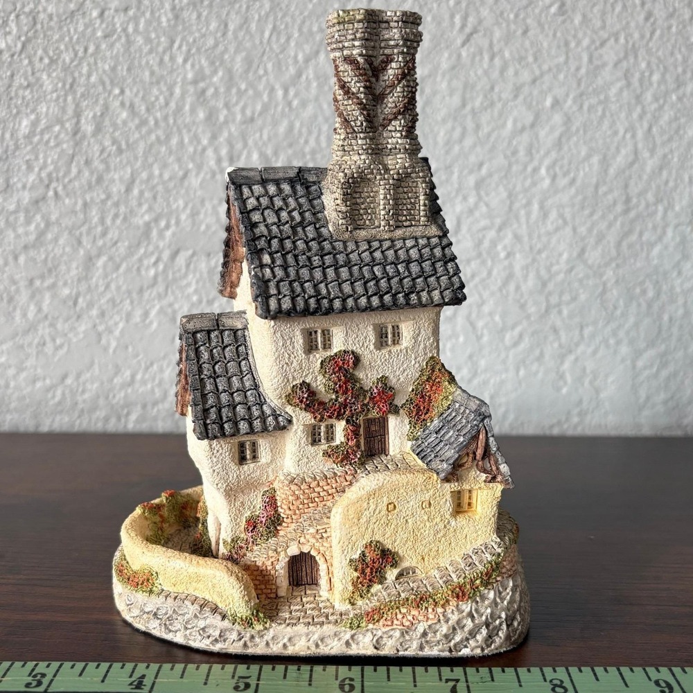 David Winter Cottage House‎ of Master Mason 1984 English Village Figurine